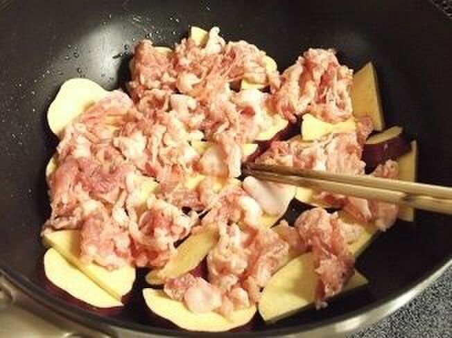 薩摩芋の上に豚肉を広げる。