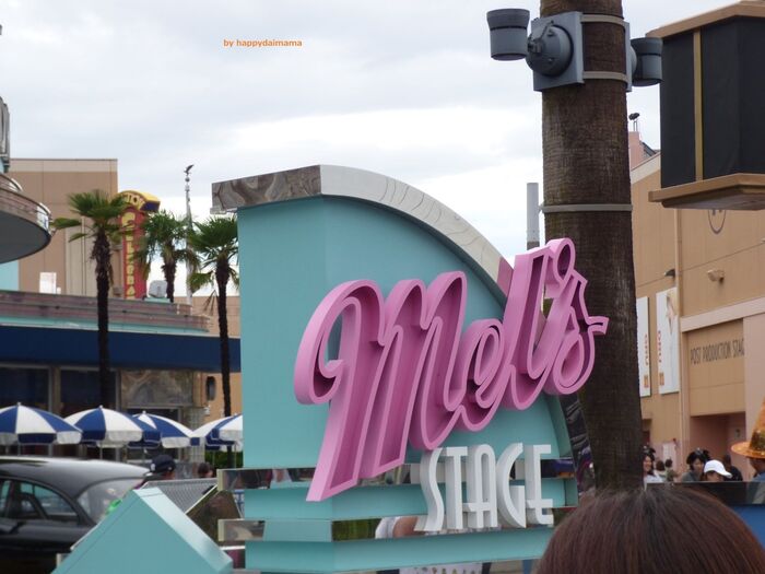 場所は、ハリウッドエリアのメルズ・ドライブイン前のステージです！