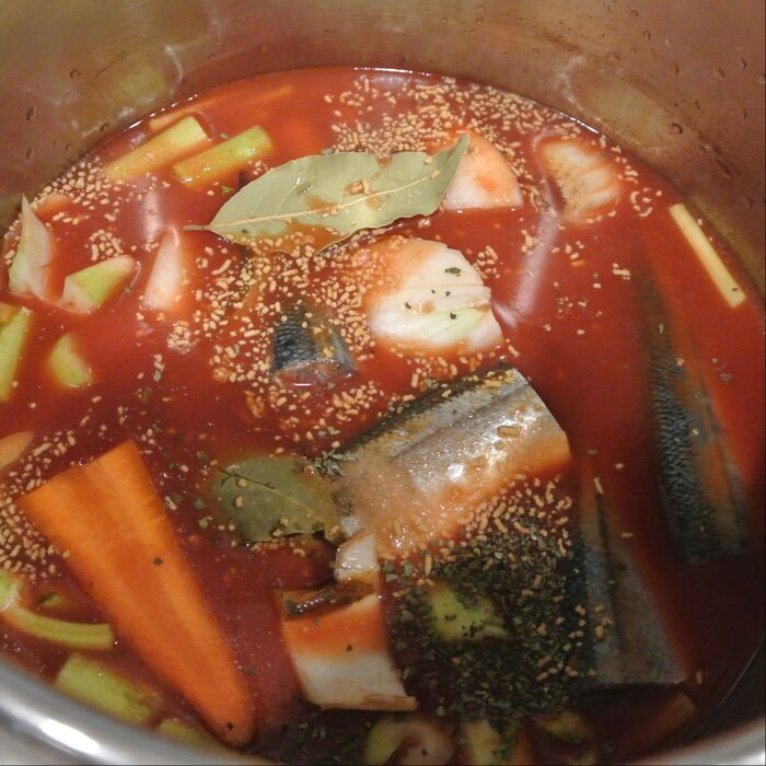 野菜はざく切りに。ソーセージ、卵、パセリ以外の材料を圧力鍋に入れる。