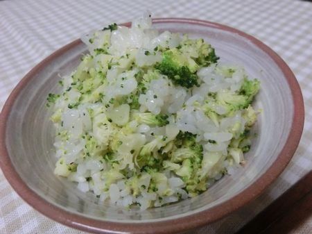 塩ごま油で香りふわぁ♪　ブロッコリーの混ぜご飯