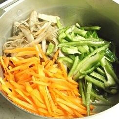 野菜を切って鍋へ