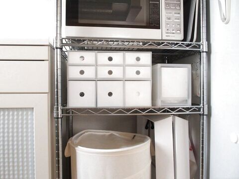 使いやすい場所なのに奥行きを持て余している収納スペースに 非常食 と 備蓄水 を置く 暮らしニスタ 使いやすい場所なのに奥行きを持て余している収納スペースに 非常食 と 備蓄水 を置く 暮らしニスタ