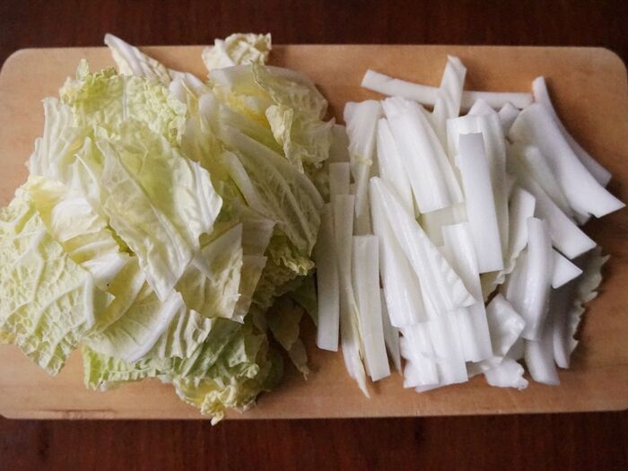 白菜は芯と葉に分けて食べやすく切ります。