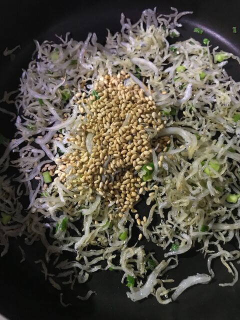 基本の材料3つ 簡単香ばしいしらすふりかけ 暮らしニスタ