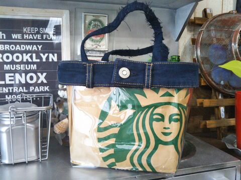 スタバの紙袋と履けないデニムで 100均クリアバッグをおしゃれリメイク 暮らしニスタ スタバの紙袋と履けないデニムで 100均クリアバッグをおしゃれリメイク 暮らしニスタ