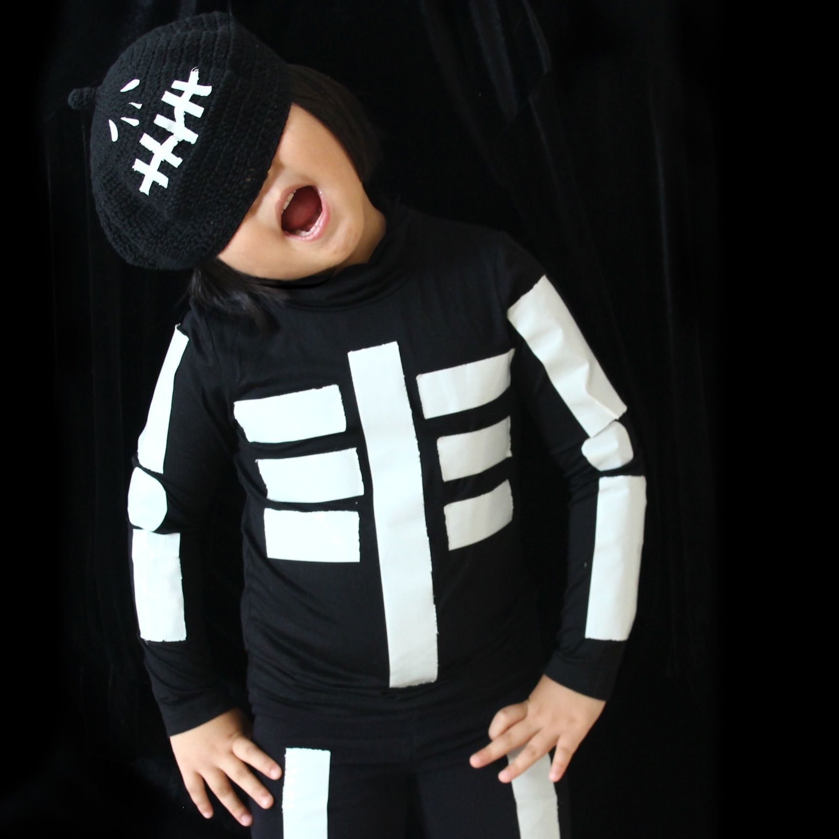 【ハロウィン仮装】子供も簡単100円で可愛いガイコツ衣装！作り方