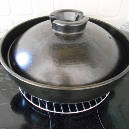 土鍋に材料を入れて炊く。
