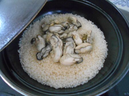 ふっくら炊きこんだご飯の上に茹でた牡蠣をのせて１０分程蒸らす。