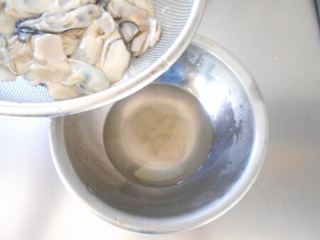 牡蠣は塩水で洗う。