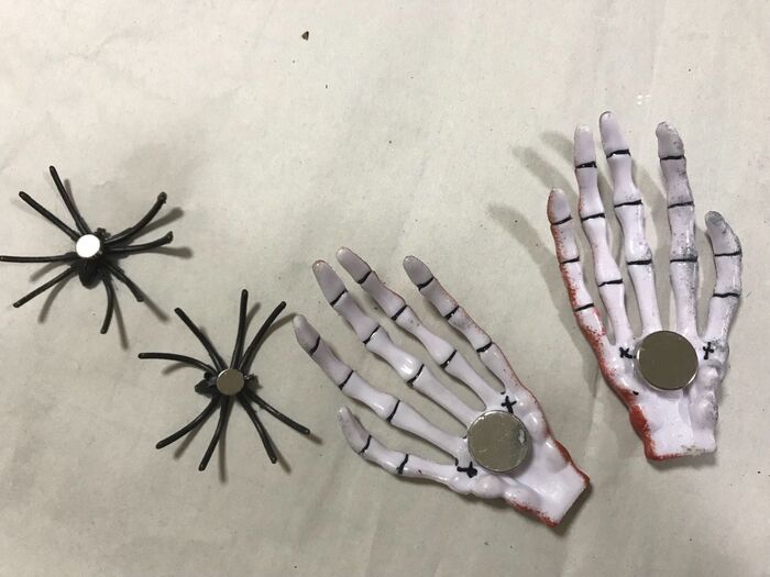 骸骨の手と、蜘蛛の裏に磁石を貼る