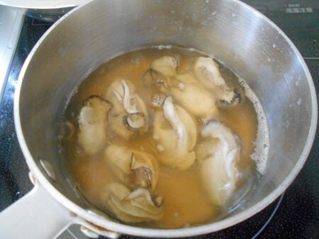 Aの材料で牡蠣を煮る。