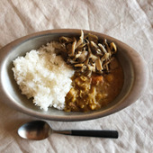 マリネしたきのこの酸味とカレーが相性抜群 秋の味覚を存分に味わうきのこ添えカレー