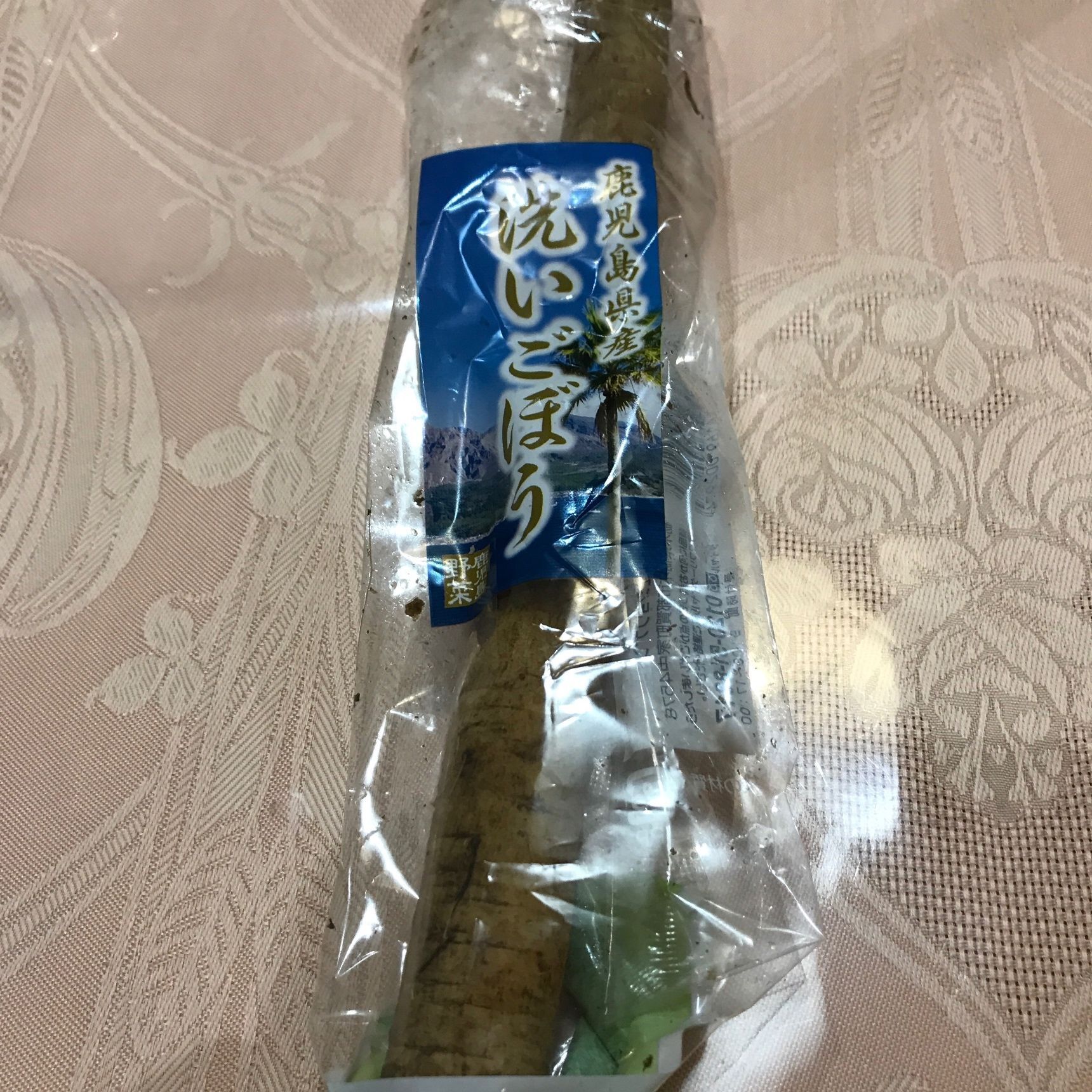 ゴボウを酢水に浸けておく。