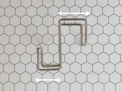 無印良品の ステンレスフック でベッドのヘッドボードにランタンをセット もしもの備えに役立てる 暮らしニスタ