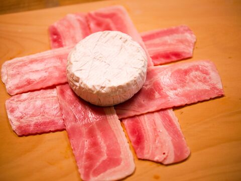 映える 肉巻きシリーズ カマンベールチーズの丸ごとベーコン巻き焼き 暮らしニスタ