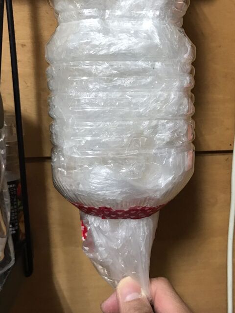 たたむ必要なし そのまま突っ込むだけ ペットボトルリメイク 便利なポリ袋ストッカー 暮らしニスタ