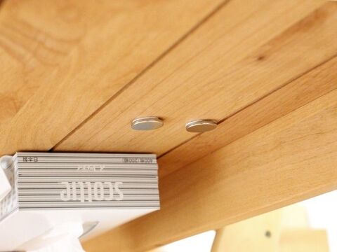 セリア マグネットで簡単 テーブル裏に文具を浮かせるズボラ収納で時短 掃除もラクに 暮らしニスタ セリア マグネットで簡単 テーブル裏に文具を浮かせるズボラ収納で時短 掃除もラクに 暮らしニスタ