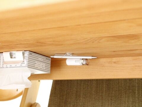 セリア マグネットで簡単 テーブル裏に文具を浮かせるズボラ収納で時短 掃除もラクに 暮らしニスタ