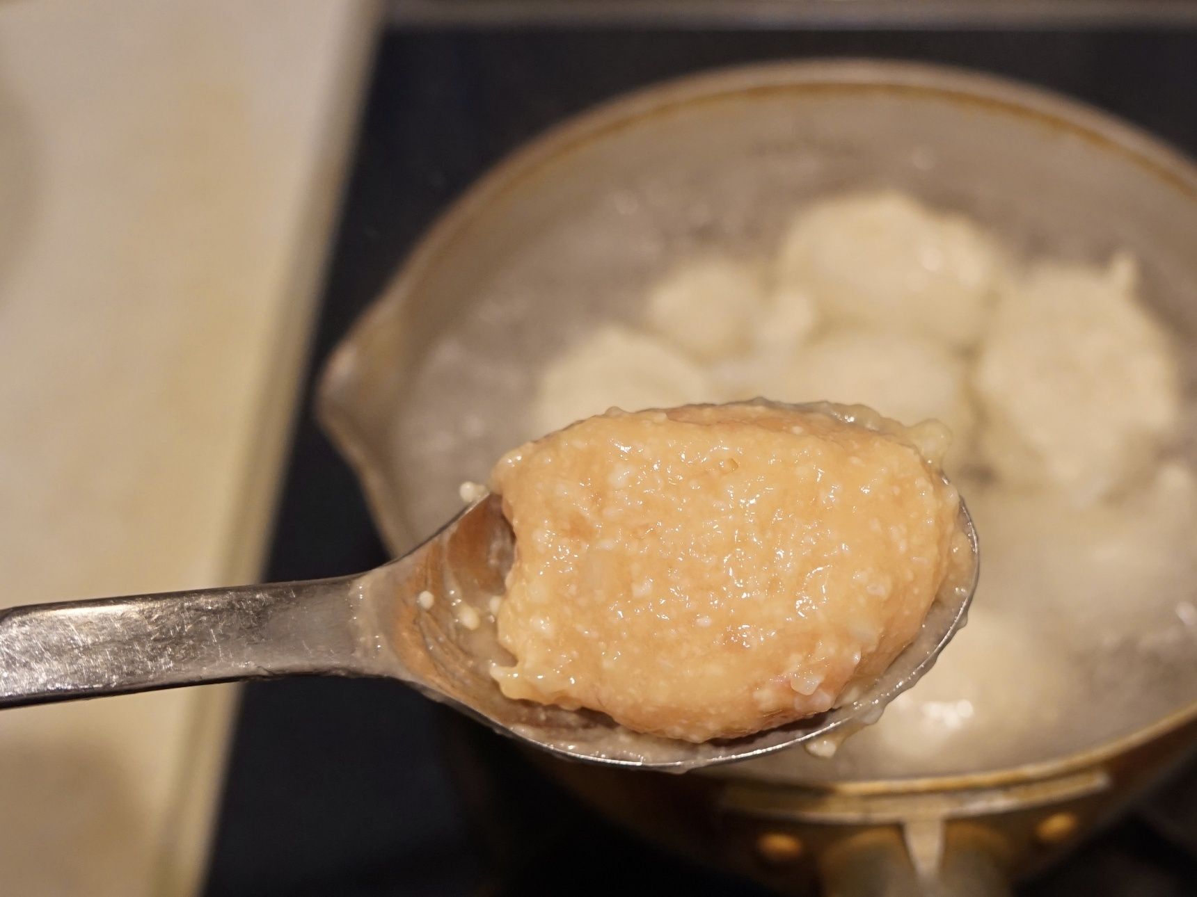 鶏団子を茹でます。