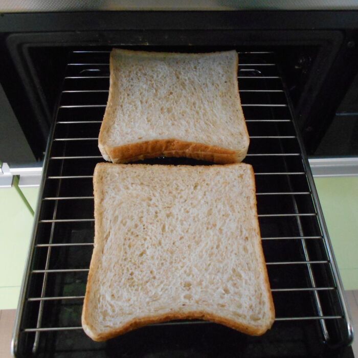 パンをグリルで焼く。