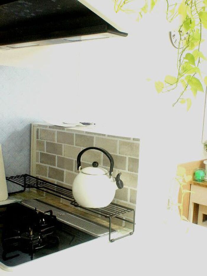 キッチン収納★シンプル・スッキリ機能的なフォルムのコンロ奥ラック