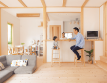 【ハウスビルダーとの家づくり】棟梁社長が山の木材市で 買いつけた木をたっぷり！ 大工がコツコツ仕上げた ぬくもりあふれる家