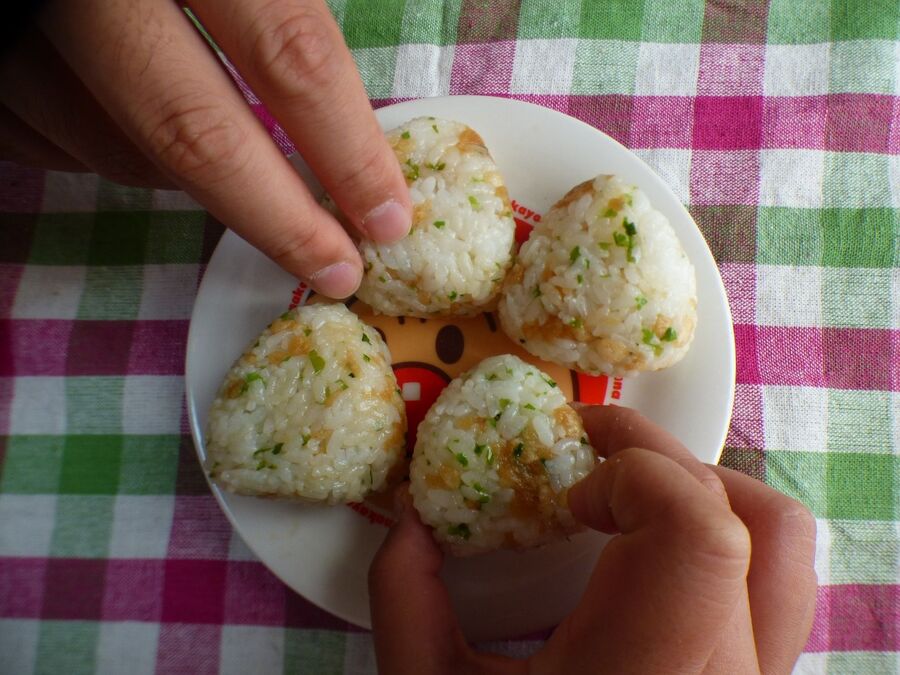 簡単レシピ 今話題 ツナマヨ抜いた 悪魔のおにぎり を家で作る 暮らしニスタ 簡単レシピ 今話題 ツナマヨ抜いた 悪魔のおにぎり を家で作る 暮らしニスタ