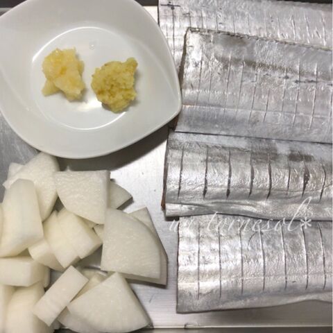 フライパンに入れて煮込むだけ タチウオのカルチジョリム 갈치조림 暮らしニスタ フライパンに入れて煮込むだけ タチウオのカルチジョリム 갈치조림 暮らしニスタ