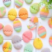 カラフルで楽しい！ホットケーキミックスで卵型クッキー