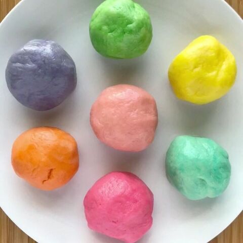 カラフルで楽しい ホットケーキミックスで卵型クッキー 暮らしニスタ