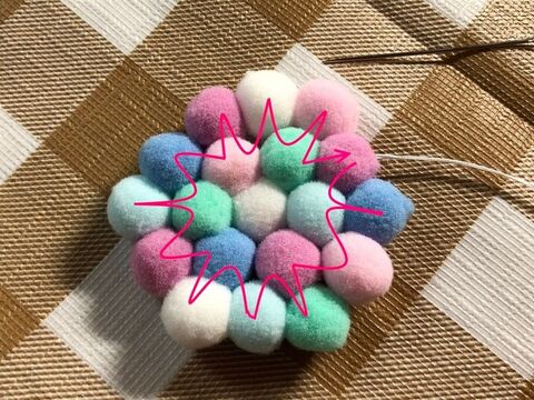100均ハンドメイド フェルトボールでコースターを作ってみました 暮らしニスタ