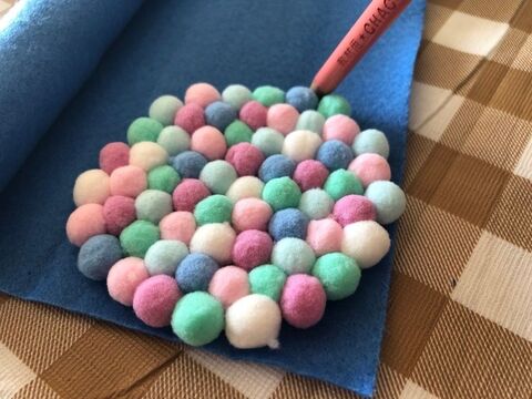 100均ハンドメイド フェルトボールでコースターを作ってみました 暮らしニスタ 100均ハンドメイド フェルトボールでコースターを作ってみました 暮らしニスタ