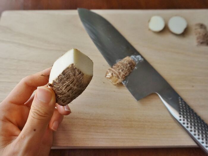 里芋は六方剥きにすると上品に仕上がります。