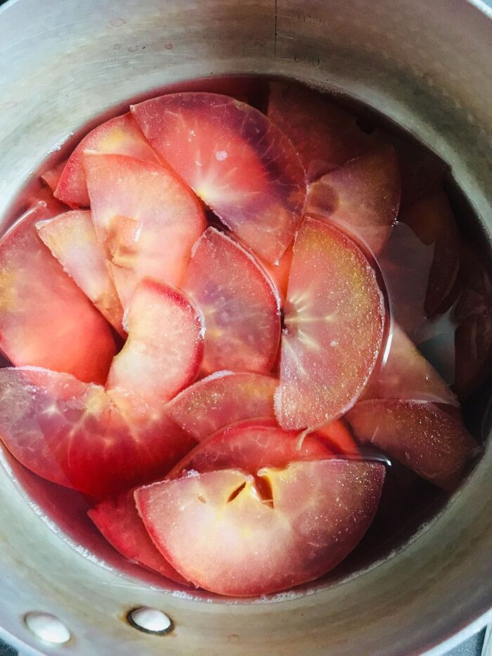 ④③のりんごの果肉が透き通り柔らかくなったら取り出す。