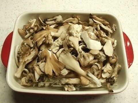 娘が抱えて食べる 笑 レンジで簡単 バター醤油きのこ 暮らしニスタ