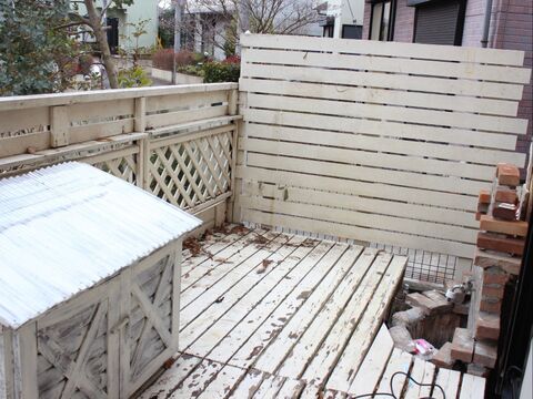 Diyで庭を大改造 既存デッキ解体で再利用の木材を使ったフェンス作りと小屋風物置に大変身 暮らしニスタ Diyで庭を大改造 既存デッキ解体で再利用の木材を使ったフェンス作りと小屋風物置に大変身 暮らしニスタ
