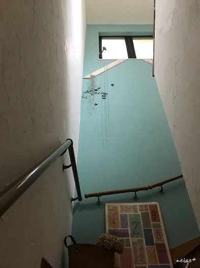 100均セリアの塗料でアクセントクロス風に階段をdiyセルフリノベ 暮らしニスタ