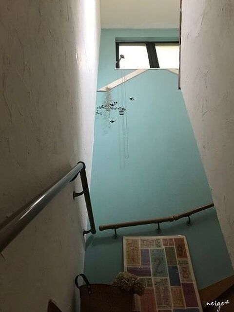 100均セリアの塗料でアクセントクロス風に階段をdiyセルフリノベ 暮らしニスタ 100均セリアの塗料でアクセントクロス風に階段をdiyセルフリノベ 暮らしニスタ