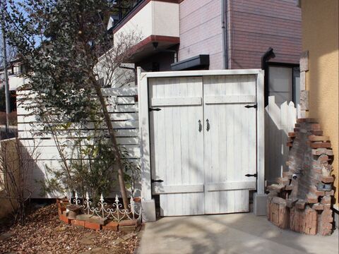 Diyで庭を大改造 既存デッキ解体で再利用の木材を使ったフェンス作りと小屋風物置に大変身 暮らしニスタ Diyで庭を大改造 既存デッキ解体で再利用の木材を使ったフェンス作りと小屋風物置に大変身 暮らしニスタ