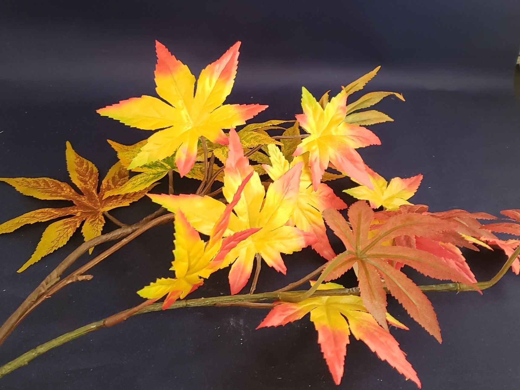 ２、紅葉の造花を使って紅葉の木を作る。