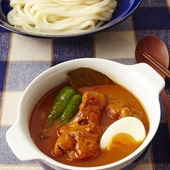 ワインと楽しむ「骨つき鶏のスープカレーうどん」