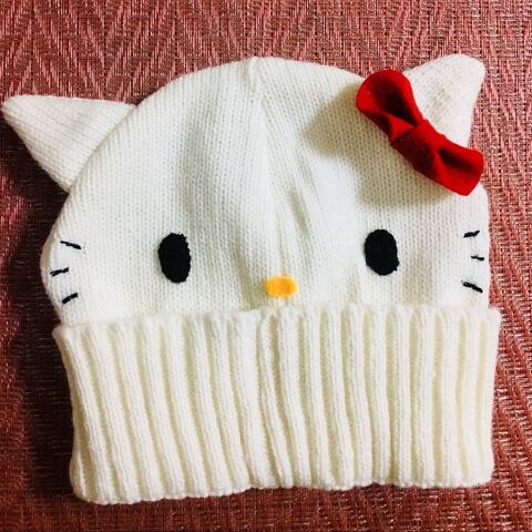 ダイソーの猫耳ニット帽をキティちゃんにアレンジ 0円でサンリオショップに売っていそうな帽子に 暮らしニスタ ダイソーの猫耳ニット帽をキティちゃんにアレンジ 0円でサンリオショップに売っていそうな帽子に 暮らしニスタ