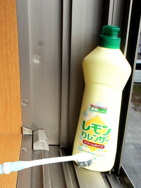 リビングの窓をまとめて大掃除 カーテンとサッシ掃除とカビ予防 暮らしニスタ リビングの窓をまとめて大掃除 カーテンとサッシ掃除とカビ予防 暮らしニスタ