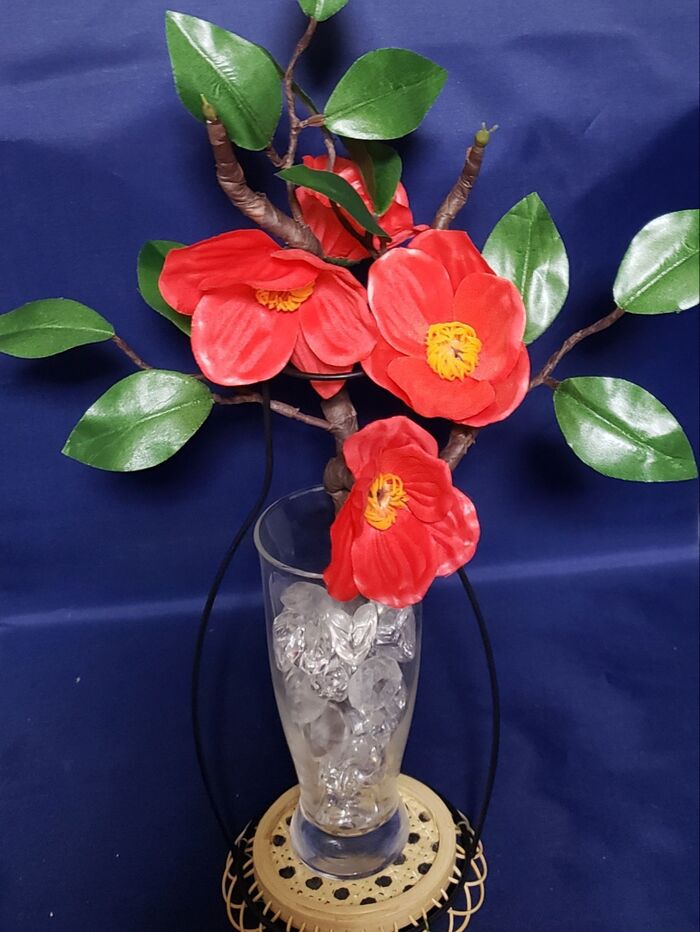 その他の一輪挿しの花瓶でも椿の花を飾ってみました。