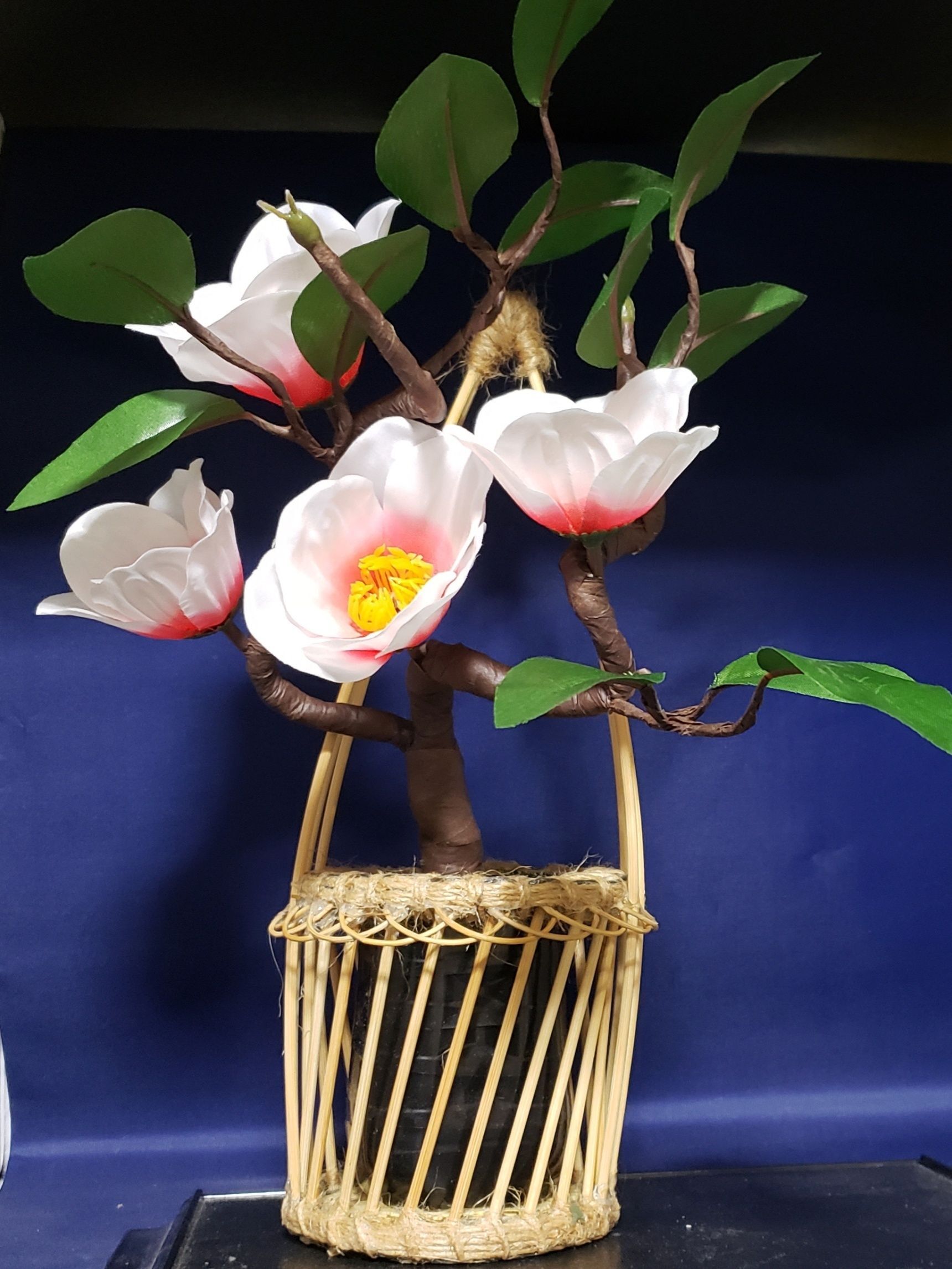 椿の造花を竹ひごを使った一輪挿しで飾る 暮らしニスタ