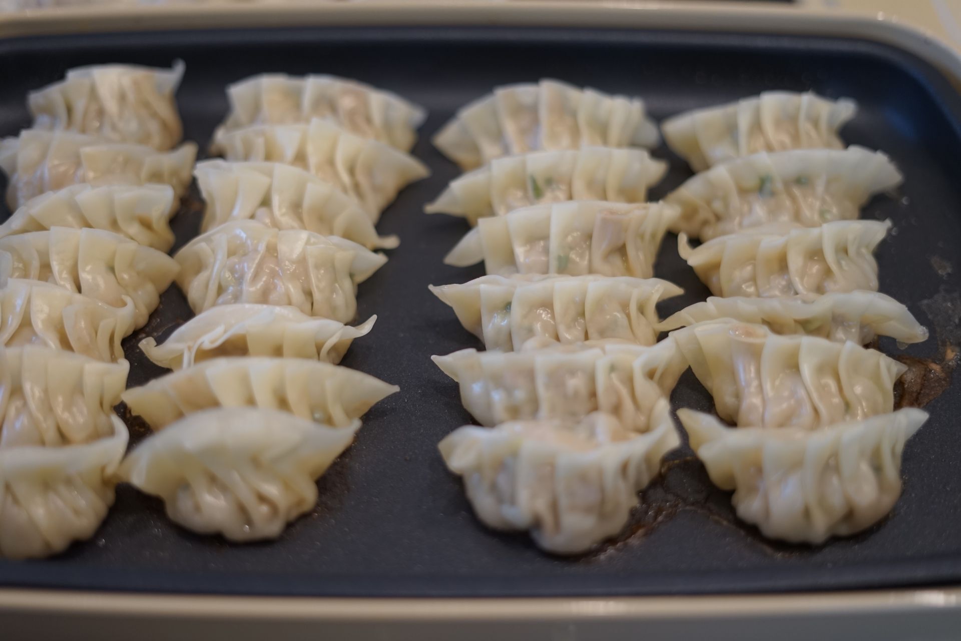 餃子の焼き方 知らないのは損 お店みたいにおいしく焼けるコツ教えます 暮らしニスタ