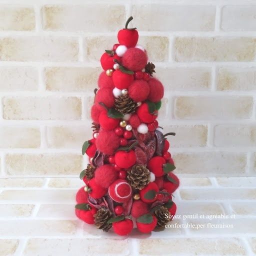 りんごとフェルトボールの真っ赤なクリスマスツリー 暮らしニスタ