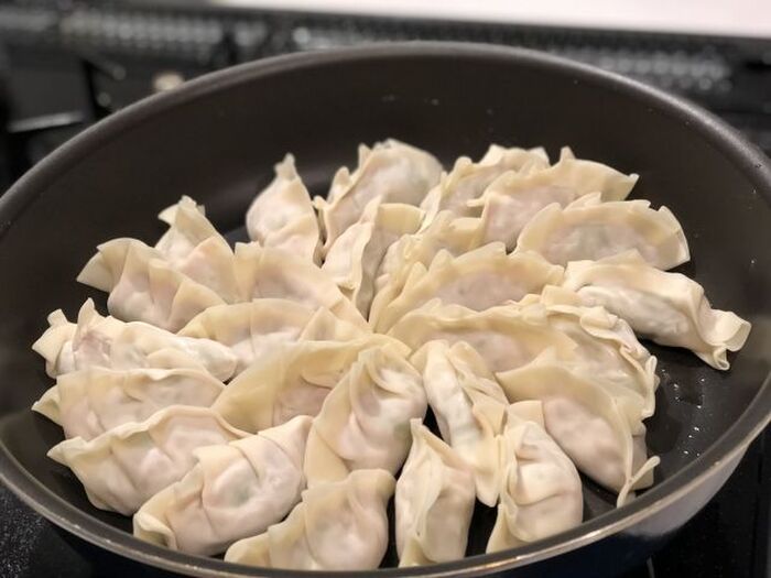 餃子の焼き方 知らないのは損 お店みたいにおいしく焼けるコツ教えます 暮らしニスタ 餃子の焼き方 知らないのは損 お店みたいにおいしく焼けるコツ教えます 暮らしニスタ