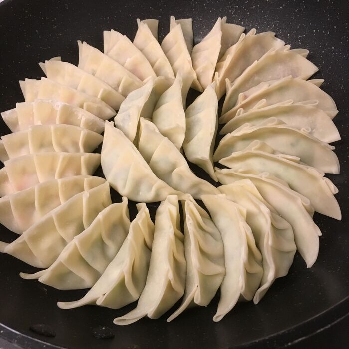 餃子の焼き方 知らないのは損 お店みたいにおいしく焼けるコツ教えます 暮らしニスタ 餃子の焼き方 知らないのは損 お店みたいにおいしく焼けるコツ教えます 暮らしニスタ
