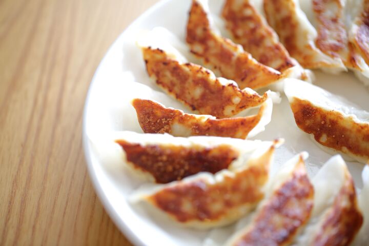 餃子の焼き方。知らないのは損! お店みたいにおいしく焼けるコツ教えます